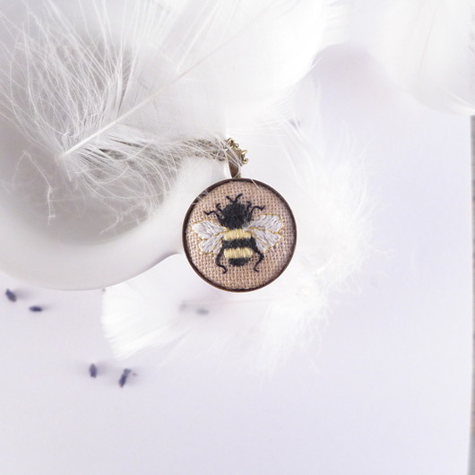 Naszyjnik haftowany INSECT, pszczoła atelier by Olga