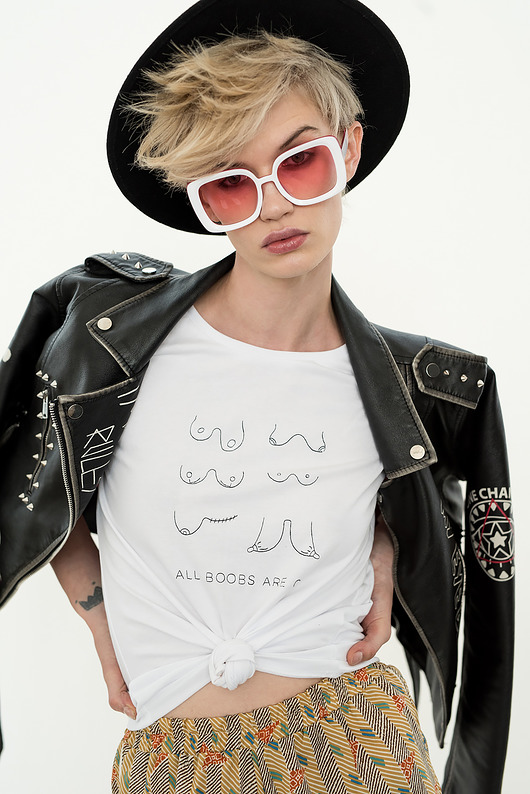 t-shirt damskie Femi-Shirt "All Boobs Are OK" Biała