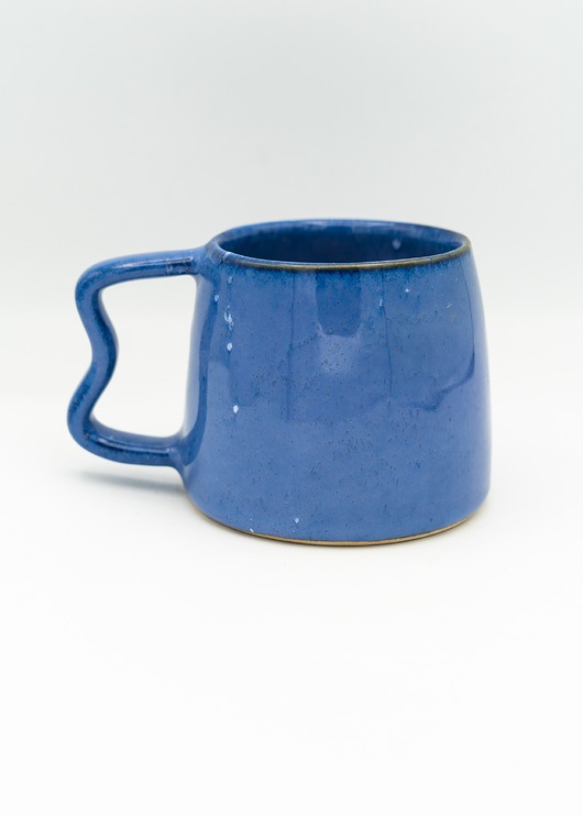 kubki Ceramiczny kubek z wygodnym uszkiem