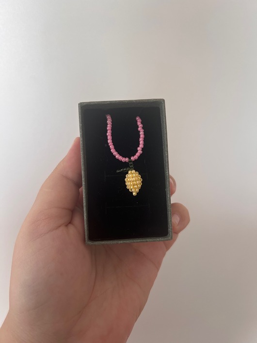 wisiory Handmade naszyjnik z plecioną cytrynka z koralików różowy