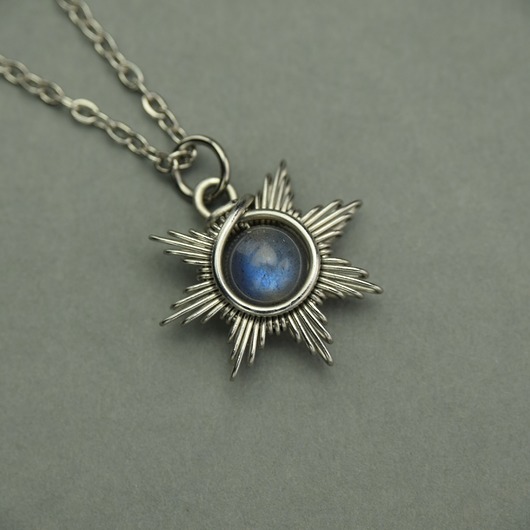 wisiory Mały wisiorek słoneczko niebieski labradoryt wire wrapping słońce gwiazdka