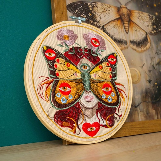 Ozdoby na ścianę Madame Butterfly ecru, haft w tamborku 20 cm