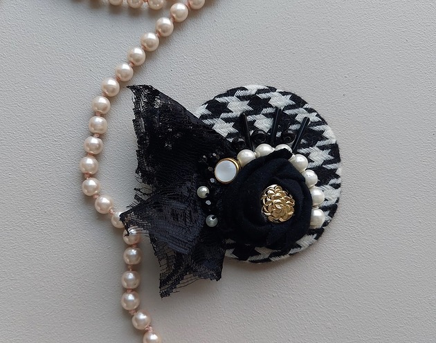 broszki Elegancka broszka pepitka z koronką