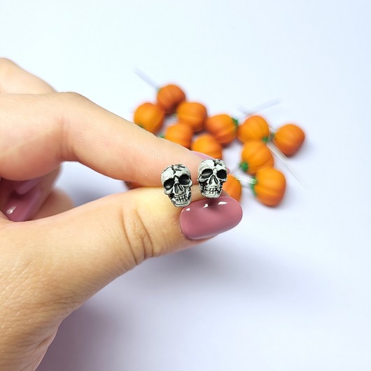 kolczyki z masy plastycznej Kolczyki sztyfty mini czaszki z modeliny