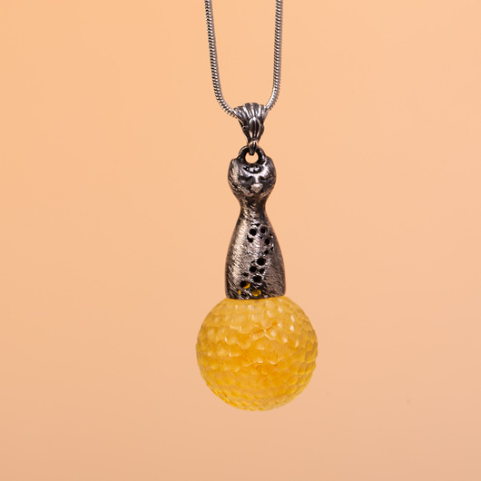 kolczyki srebrne Kolczyki srebrne koty na bursztynowej kulce