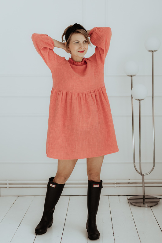 sukienki mini damskie Sukienka muślinowa ze stójką SWEETEST TABOO - malinowa