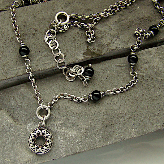 wisiory Subtelny naszyjnik z onyksami