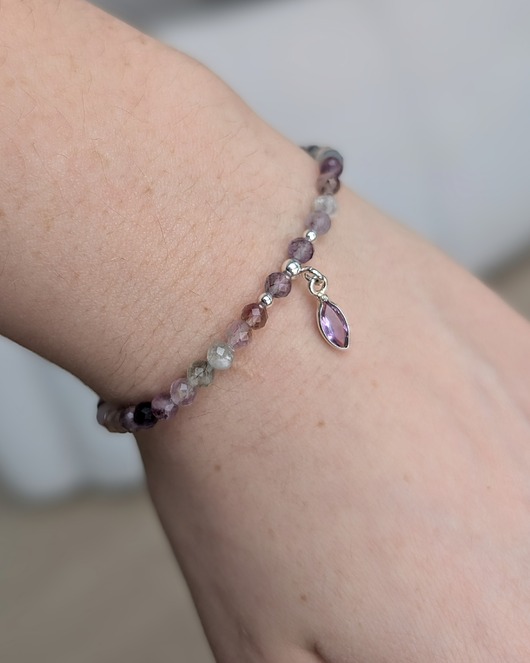 bransoletki z kamieni naturalnych Wielobarwny fluoryt z ametystem - bransoletka na gumce