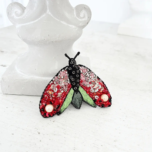 broszki Broszka ĆMA 1 ręcznie haftowana przypinka owady motyle