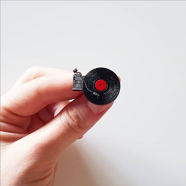 broszki Pin z winylem