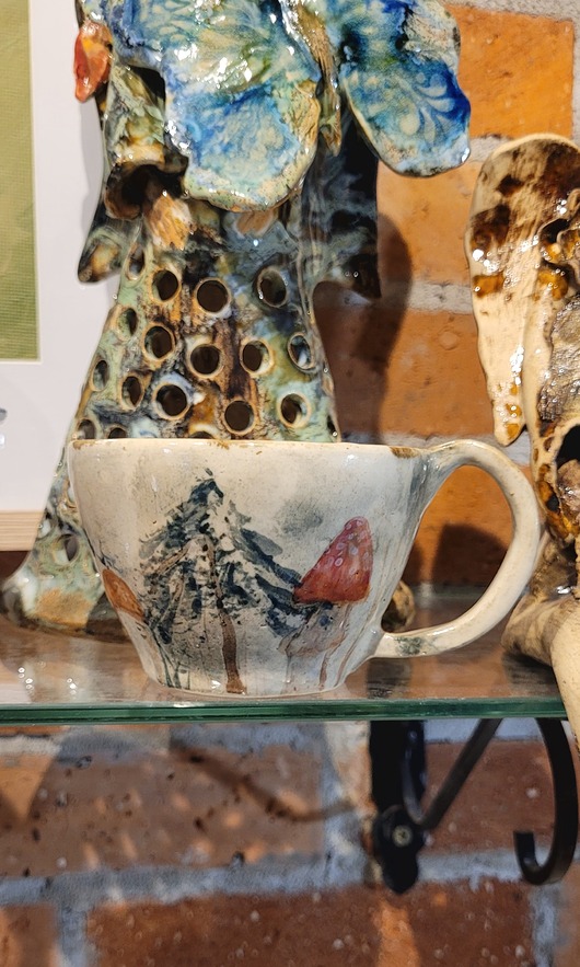 filiżanki Kubek ceramiczny z leśnym motywem.