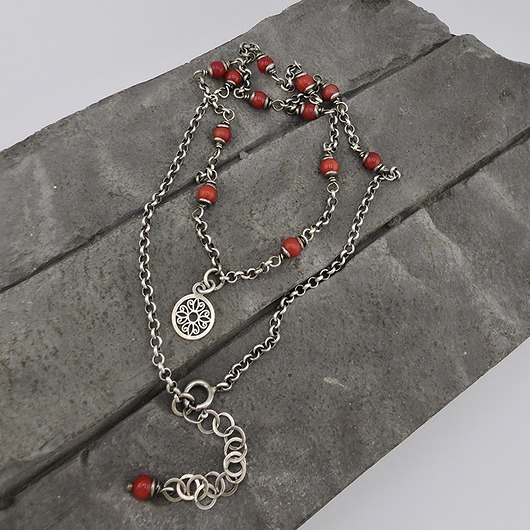 korale Koral z rozetką - delikatny naszyjnik