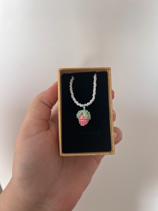 wisiory Handmade naszyjnik z koralików z plecionym owocem malinką