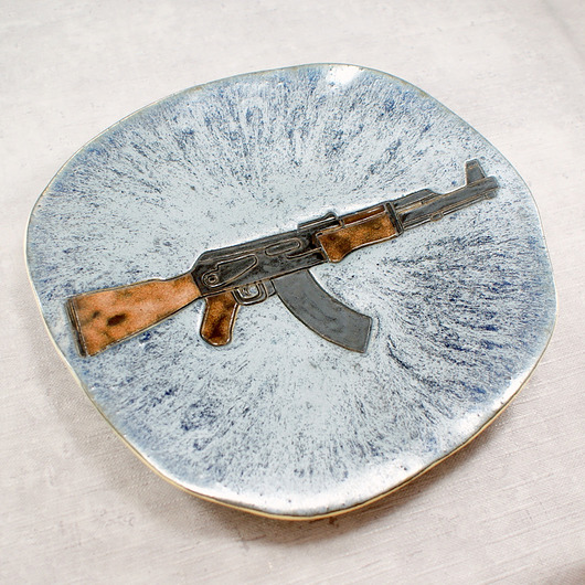Ceramiczna patera z kałasznikowem AKoArt Ceramika