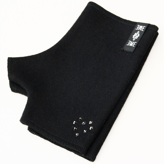 crystal gloves / black wool heart  EWE EME