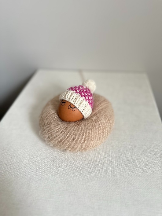 ozdoby wielkanocne Czapeczka z pomponem  na jajka wielkanocne  - 1 szt.