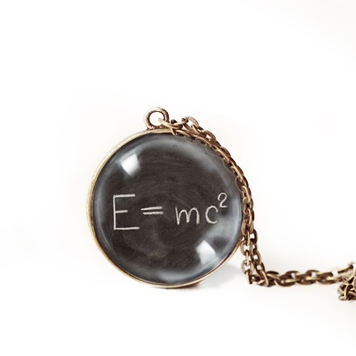 E=mc2  medalion Makaliboo