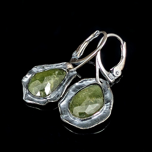 kolczyki srebrne Limonkowe szafiry na srebrnej tarczy