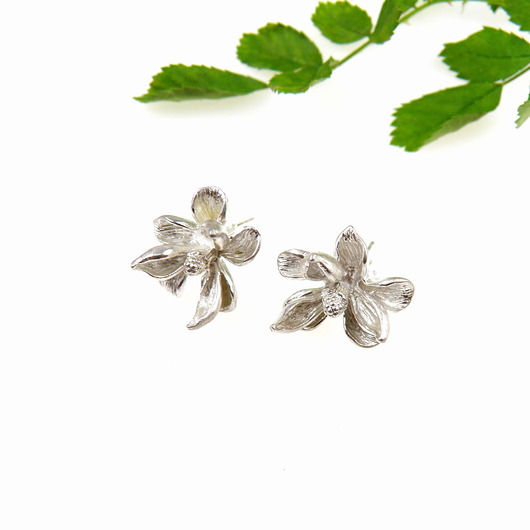 kolczyki srebrne Kolczyki srebrne - Magnolie białe sztyft