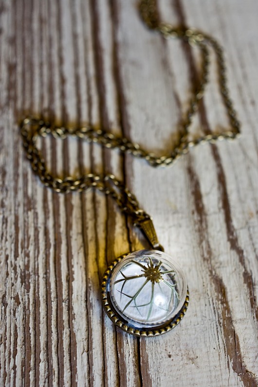 Naszyjnik z rozetką w szklanej półkuli So Jewelry