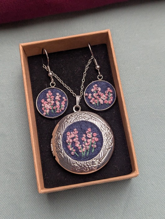 komplet biżuterii Haftowany KOMPLET biżuterii - drobne różowe kwiaty - kolczyki i naszyjnik