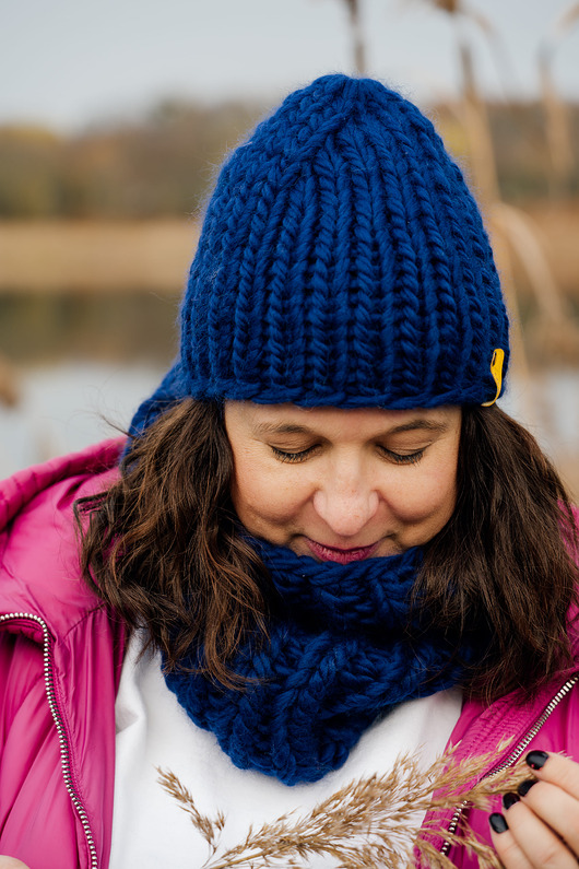 czapki damskie Krótka czapka z wełny peruwiańskiej ultramaryna