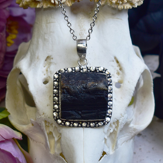 wisiory Miedziany posrebrzany wisiorek z surowym czarnym turmalinem