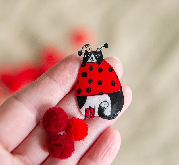 broszki Broszka kot w stroju biedronki