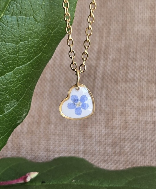wisiory Mały wisiorek z kwiatem prawdziwy kwiat niezapominajki