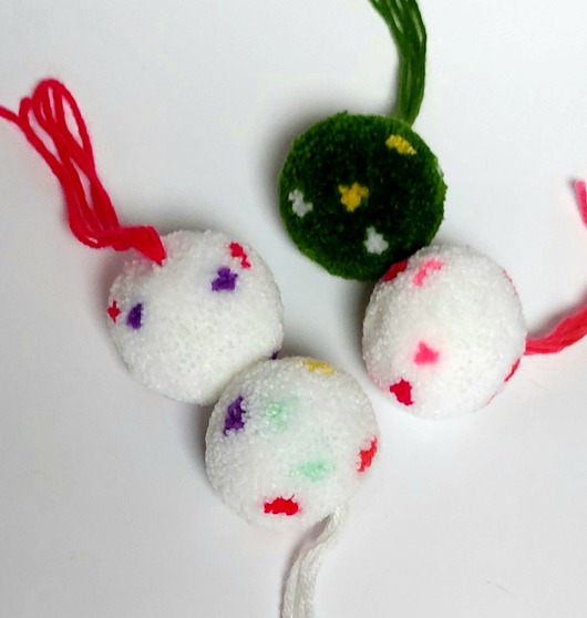 akcesoria dziecięce - różne Pompon z wloczki 4 cm