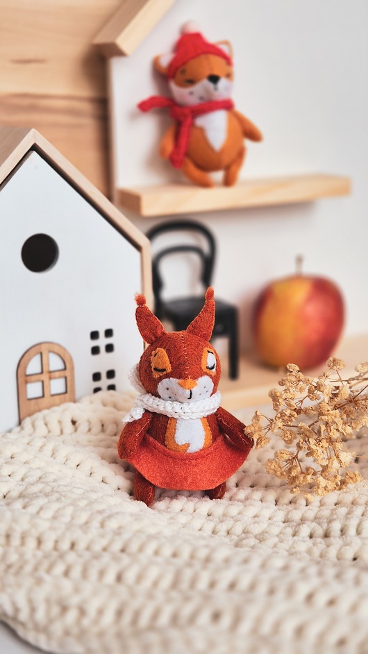 misie i maskotki Mała zabawka wiewiórka, szyta z filcu. Przyjaciel dziecka