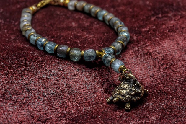 bransoletki - inne Bransoletka z naturalnych kamieni z żółwiem z brązu