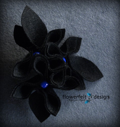 Czarne z chabrowym FlowerFelt Design
