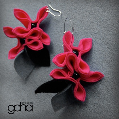 różowe z czarnym -Biżuteria Autorska FlowerFelt Design