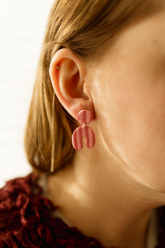 kolczyki z masy plastycznej Wiszące kolczyki sztyfty MINI w paski