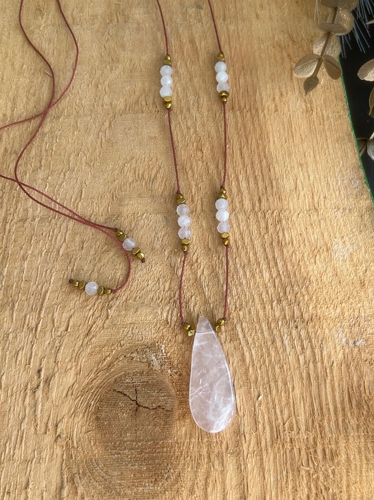 naszyjniki - inne Naszyjnik na sznurku z kwarcem różowym