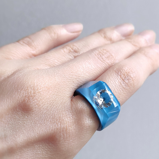 pierścionek z żywicy Niebieski pierścionek z cyrkonią
