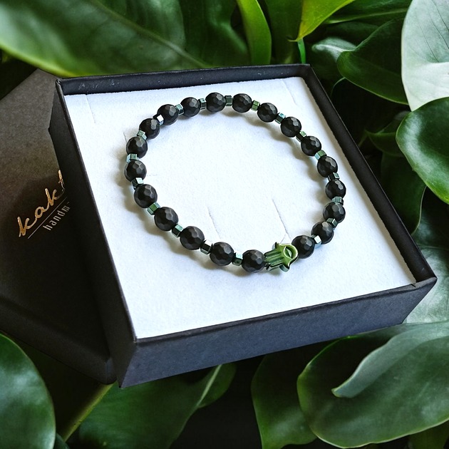 bransoletki z kamieni naturalnych HAMSA - ochrona - fasetowany onyks mat, hematyt emerald