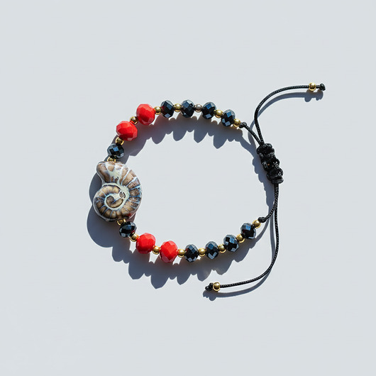 bransoletki na sznurku Makramowa bransoletka z muszlą