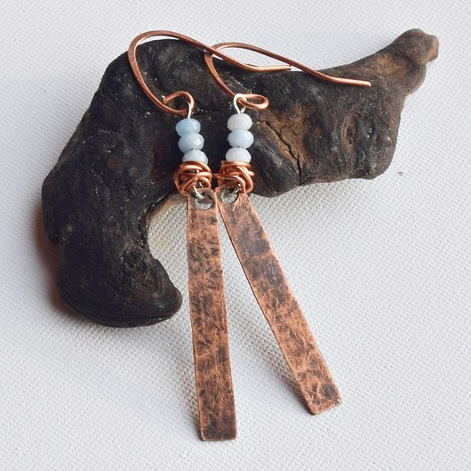 kolczyki z miedzi Kolczyki z kutej, oksydowanej miedzi i akwamarynu /3/