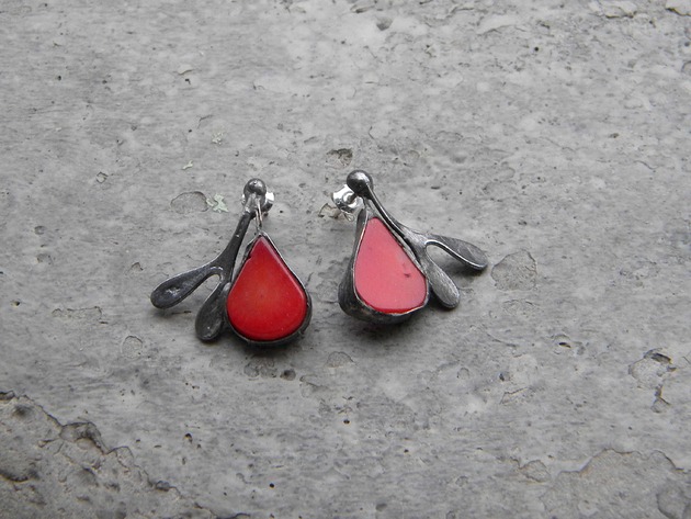 kolczyki wire wrapping Czerwony koral z listkami - sztyfty