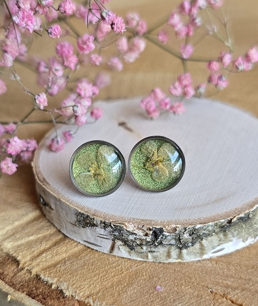 kolczyki z żywicy Kolczyki z kwiatami srebrne kwiaty zielony brokat polny kwiat