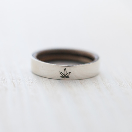 obrączki Drewniana obrączka ze srebrem  cannabis