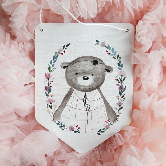 Drewniany ręcznie malowany proporczyk miś Klara GroKo Design