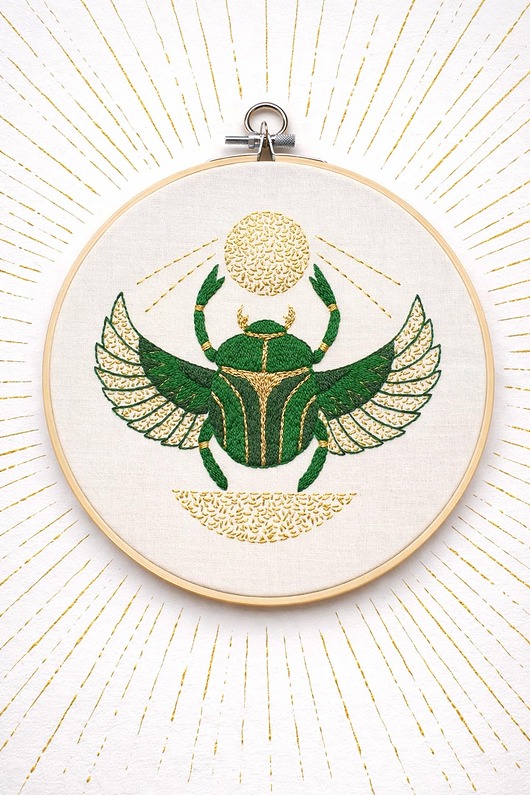 Ozdoby na ścianę Skarabeusz w tamborku, talizman odrodzenia i twórczości.