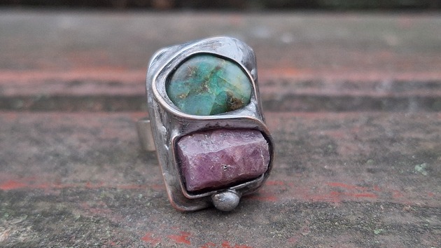 pierścionki - różne Rubin w towarzystwie - pierścionek regulowany