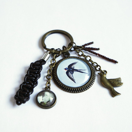 breloki dla niego Breloczek - Jaskółka, magnolia, rzemień