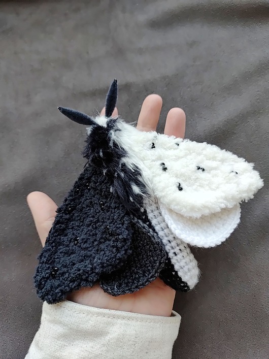 breloki Ćma biało czarna tekstylna zawieszka do torby / dekoracja