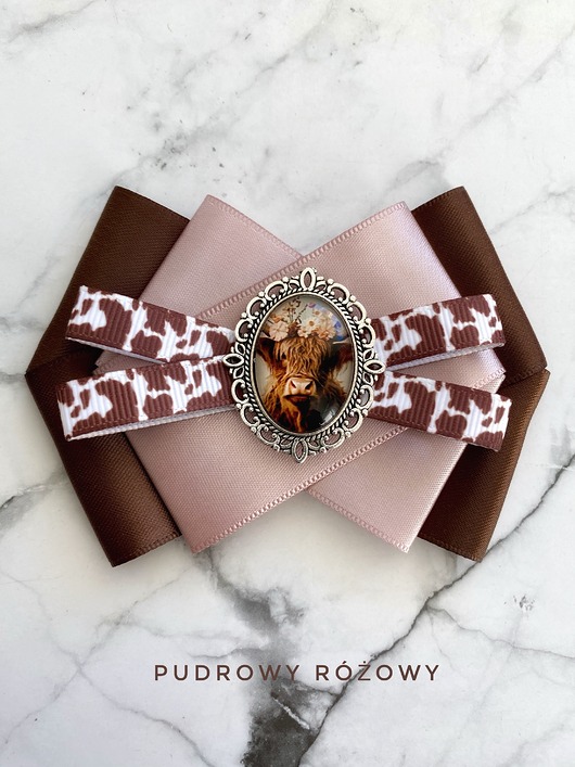 broszki Kolekcja Krówką z wiankiem z grafiką zamkniętą pod kaboszonem