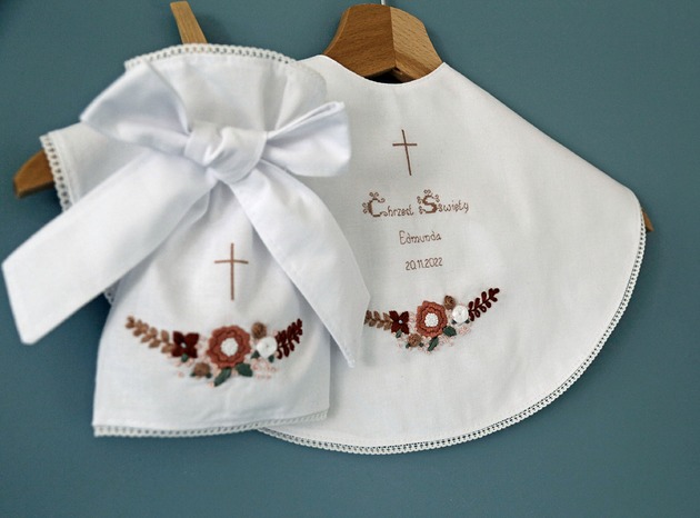 szatki, ubranie na chrzest Szatka do chrztu + okapnik na świecę z motywem kwiatowym